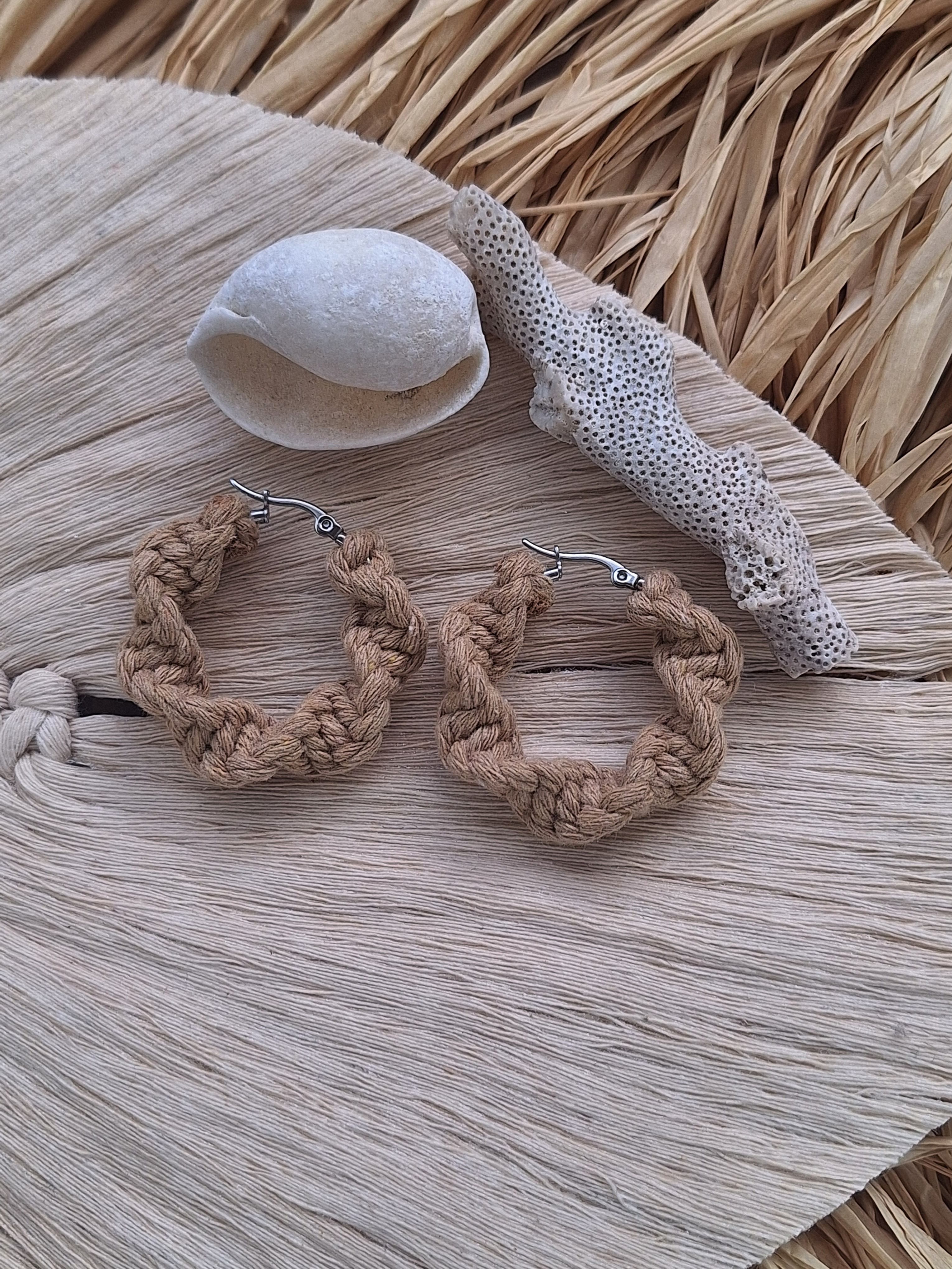 Boucles d’oreilles torsadée beige sable 35mm