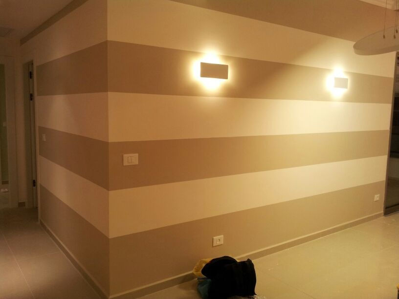 קיר פסים דקורטיבי לתחושת מרחב