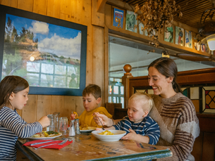Une famille mangeant à table