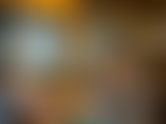 Une famille mangeant à table