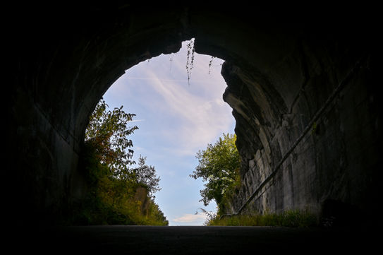 Vue depuis l'intérieur sombre d'un tunnel sur la Route 62