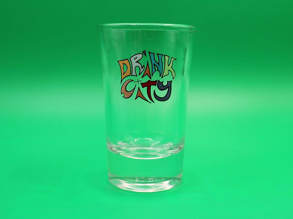 Miniaturbild: Drink City Shotglas vor grünem Hintergrund