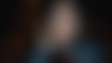 Mulher preocupada olhando o celular apos cair em golpe do Pix
