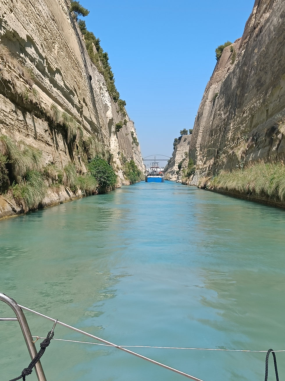 תעלת קורינטוס המדהימה המקשרת בין המפרץ הרוני והמפרץ הקורינטי
