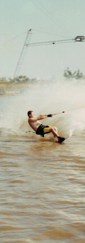 רונן ענבר נוהג בסירה בגיל 17 - תחילת הדרך של סקיפר מקצועי ובעלי SEA4SOUL