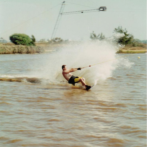 רונן ענבר נוהג בסירה בגיל 17 - תחילת הדרך של סקיפר מקצועי ובעלי SEA4SOUL