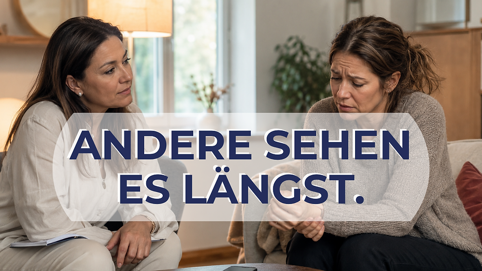 Zwei Freundinnen sprechen über Grenzüberschreitungen in Beziehungen; eine Frau wirkt angespannt und nachdenklich, während die andere aufmerksam zuhört.