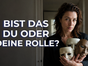 Symbolisches Blogbild zum Thema Rollen in Beziehungen: Eine Frau hält mehrere Masken und blickt direkt in die Kamera. Das Bild greift die zentrale Frage des Artikels auf: Bist du in Beziehungen wirklich du selbst – oder übernimmst du unbewusst immer wieder dieselbe Rolle?