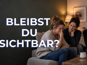 Drei Frauen sitzen in einer ruhigen, emotionalen Gesprächssituation. Eine Frau wirkt sichtbar berührt, während die anderen aufmerksam bei ihr bleiben. Links steht der Hook „Bleibst du sichtbar?“. Bild zum Thema nicht mehr stark sein müssen, Verletzlichkeit, emotionale Sichtbarkeit und Beziehung.