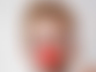 Kind mit roter Clownnase symbolisiert die Clownrolle in dysfunktionalen Familiensystemen – Humor als Schutzmechanismus gegen Schmerz und Angst.