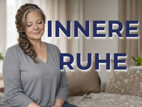 Frau sitzt ruhig auf einem Sofa mit geschlossenen Augen und entspanntem Ausdruck, steht für innere Ruhe und mentale Entspannung