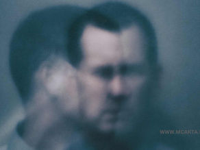 Verschwommenes Männergesicht mit Doppelkontur – Sinnbild für Realitätsverlust bei psychotischen Zuständen