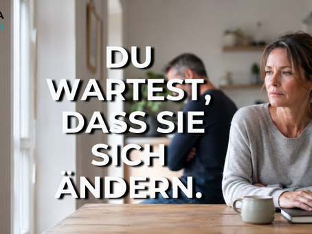 Nachdenkliche Frau nach einem schwierigen Gespräch, während ihr Partner unscharf im Hintergrund sitzt – Symbol für Selbstwert, gesunde Verantwortung und das Warten auf die Veränderung anderer.