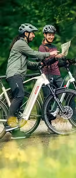 ein Paar auf E-Bike Tour geniesst die Natur