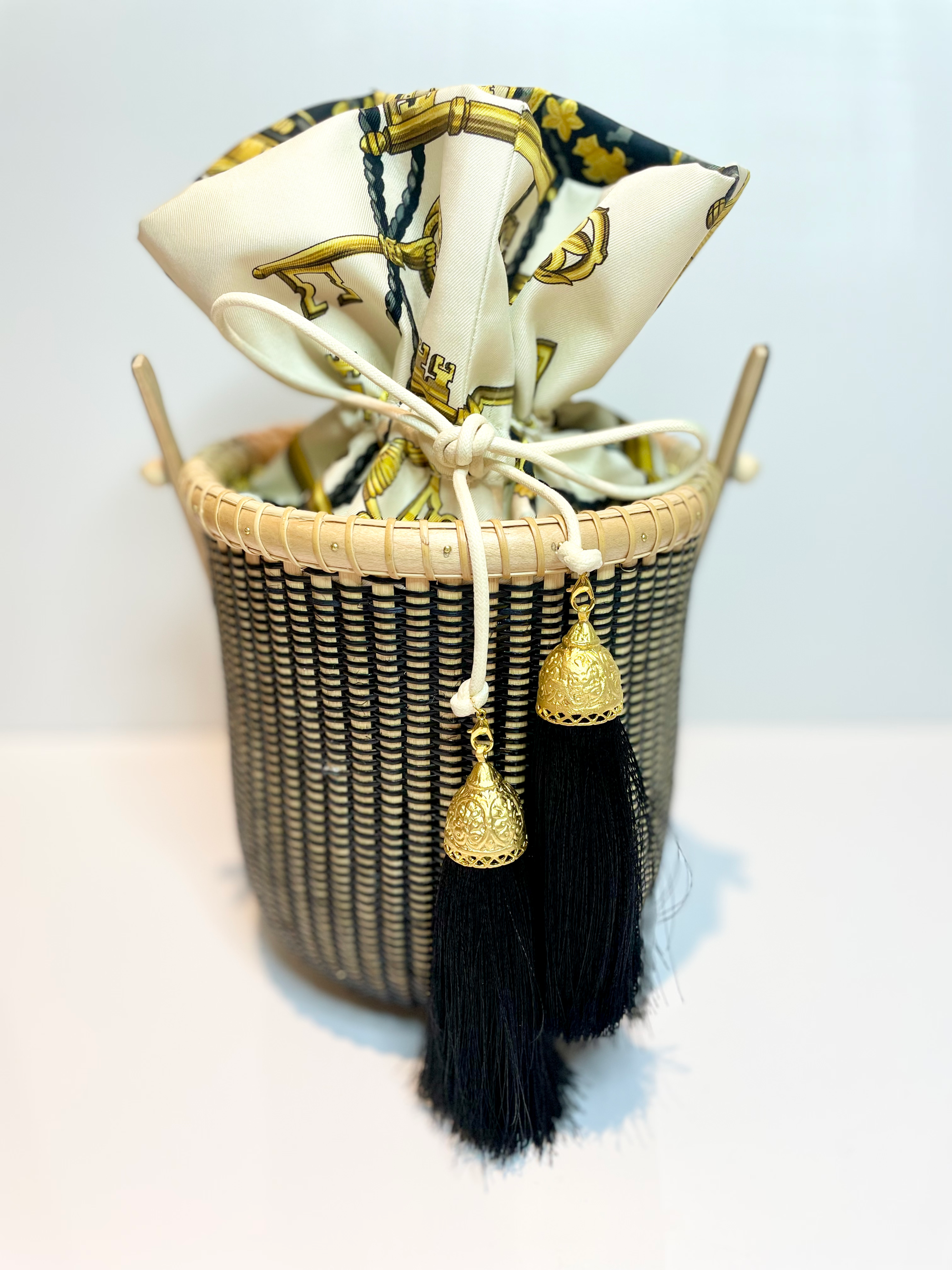 Classic Hermés M Bag: Black & White Round