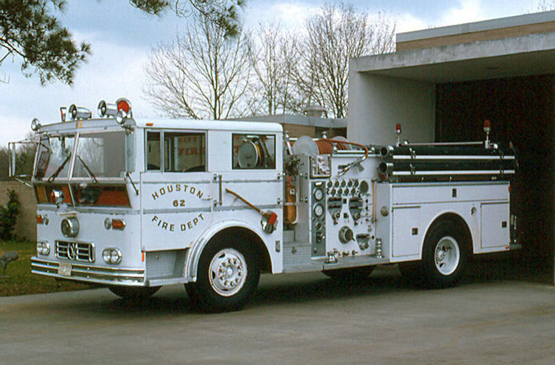 HFD Engine 62 - 1967 Ward LaFrance (Duane Troxel)-2.jpg