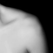 כתף חשופה, בודדה ויפהפייה, על רקע שחור. Sigalgal Design Photography.