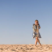 אישה בשמלת פאייטים, עומדת על חול ביום שמש, Sand Dancer Sigalgal Design Photography