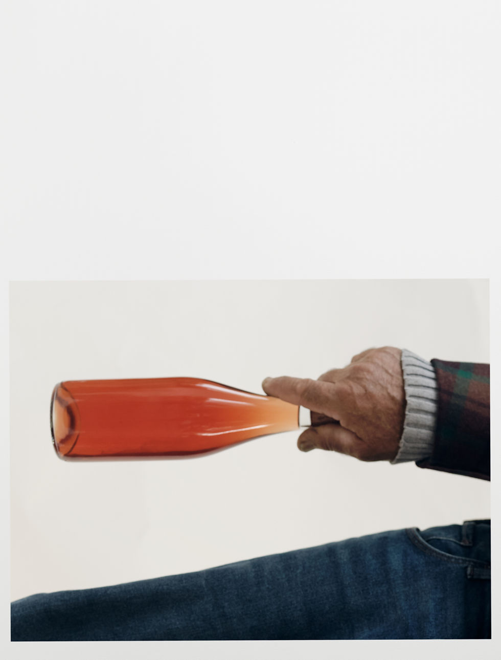 Présentation d’une bouteille de vin du Domaine du Chambet tenue à la main