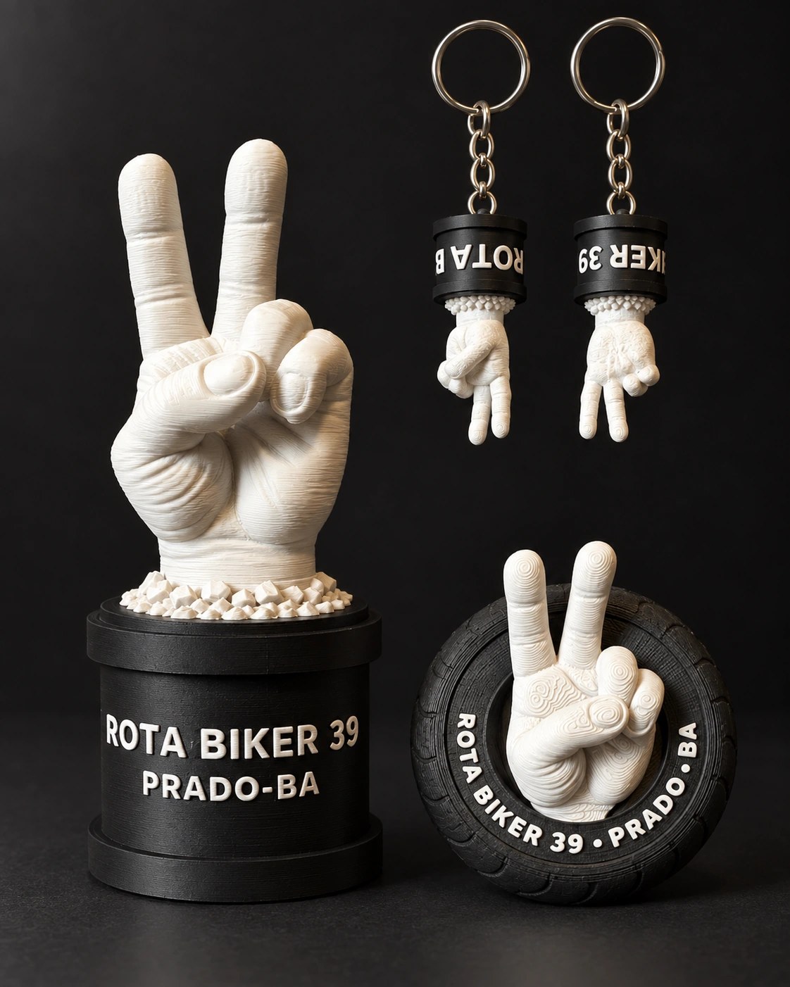 Coleção Rota Biker 39 Prado: mini monumento à esquerda, ímã à direita e chaveiros pendurados