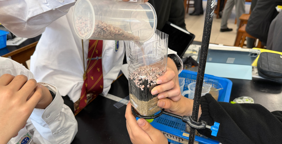 對比過濾 (Filtration):利用濾紙或濾器,分離液體中不溶的固體顆粒。