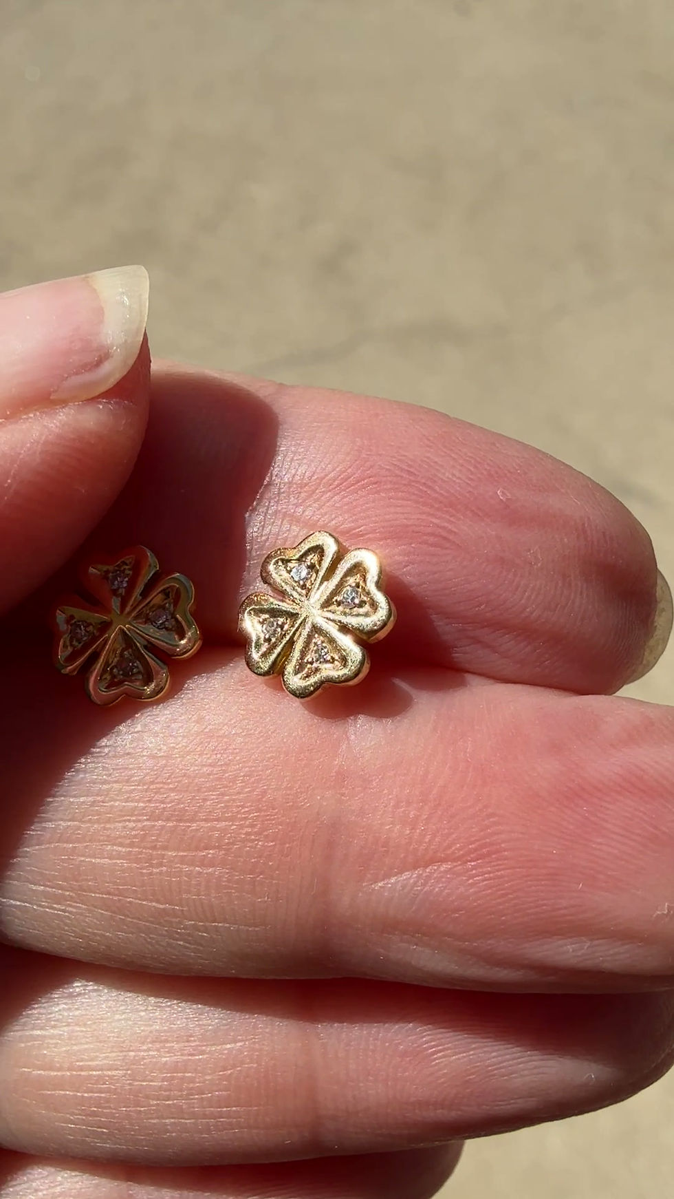 Thumbnail: Vintage Portuguese 19k Gold Diamond Clover Earrings