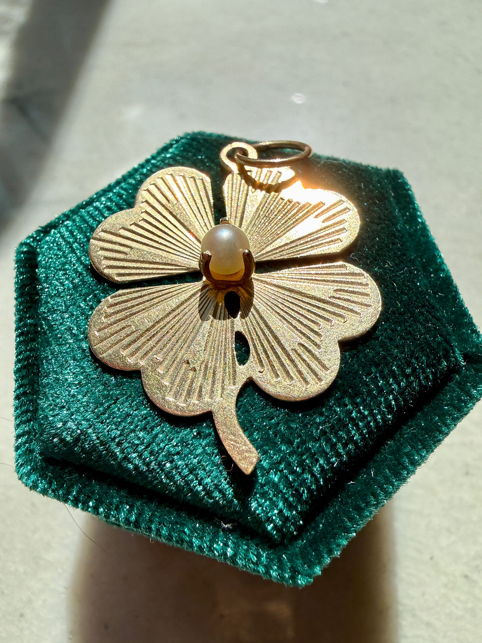 Thumbnail: Vintage Clover pendant w/ Pearl