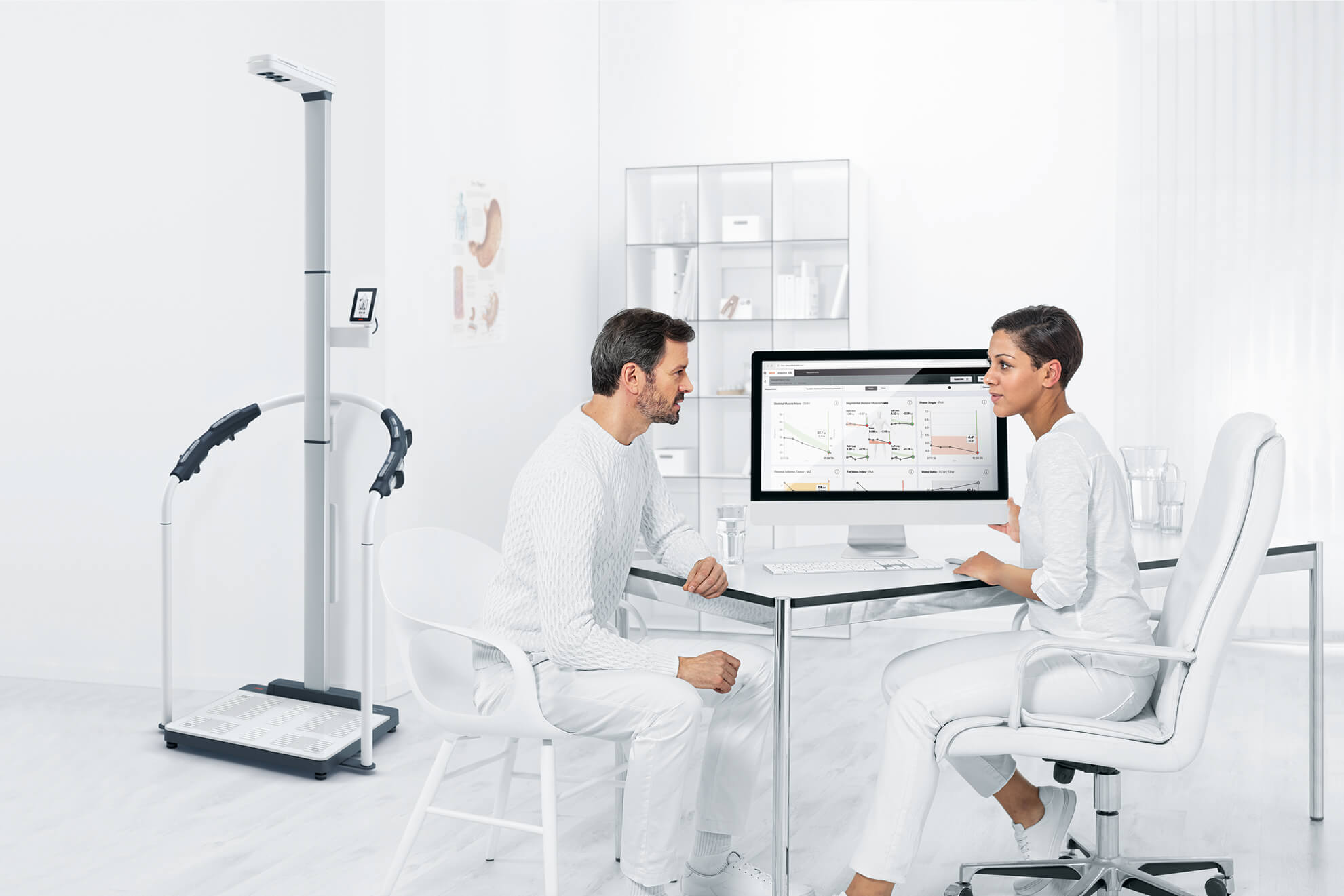 seca-mBCA-Ultra-patient_consultation_on_desk