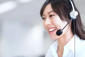 東京の結婚相談所 サンマリー東京で入会受付をするオペレータの女性