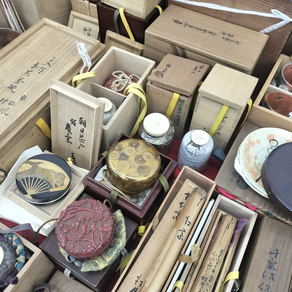 表千家の書付のある茶碗や茶入れ、蒔絵の棗などが並んでいて丁寧に査定士が鑑定している様子