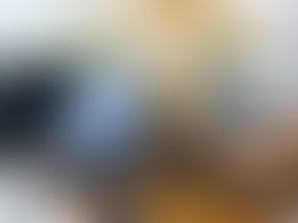 遺品整理や蔵の片付けに伴う骨董品の一括査定。埃をかぶった古い木箱(共箱)や時代箪笥、古伊万里の皿などが山積みの状態から価値ある品を仕分ける様子