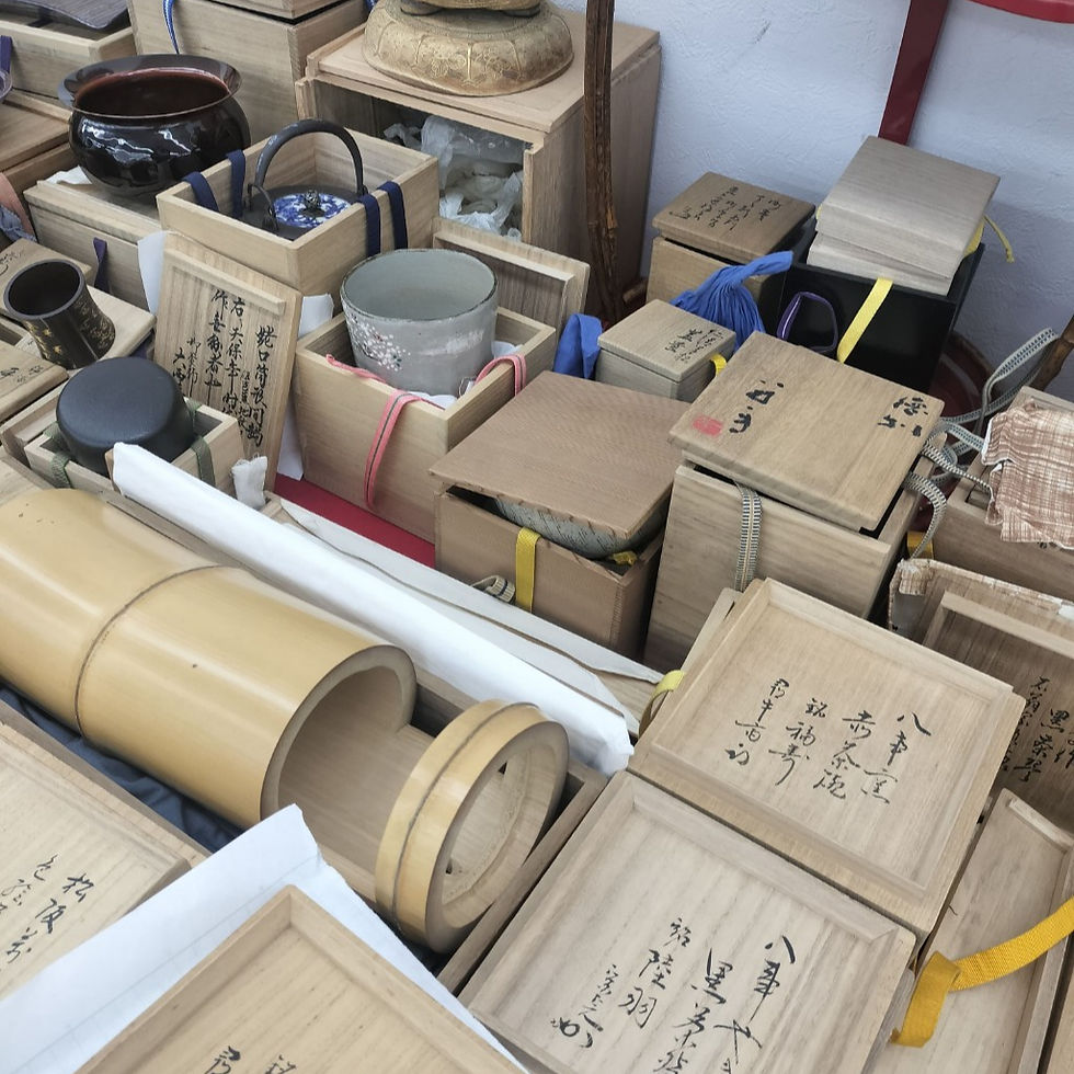 茶道のお点前の配置。畳の上に置かれた黒真塗の風炉釜（ふろがま）、その左側に水指（みずさし）、手前に黒楽茶碗と茶入、初音模様の蒔絵の棗、茶筅、茶杓が美しく並ぶ様子
