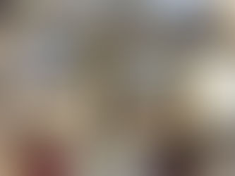 骨董品買取での備前焼の鑑定風景。鑑定士が作品の底面にある名工(巨匠)の「陶印(サイン)」や、共箱の筆跡を確認して正確に査定している様子