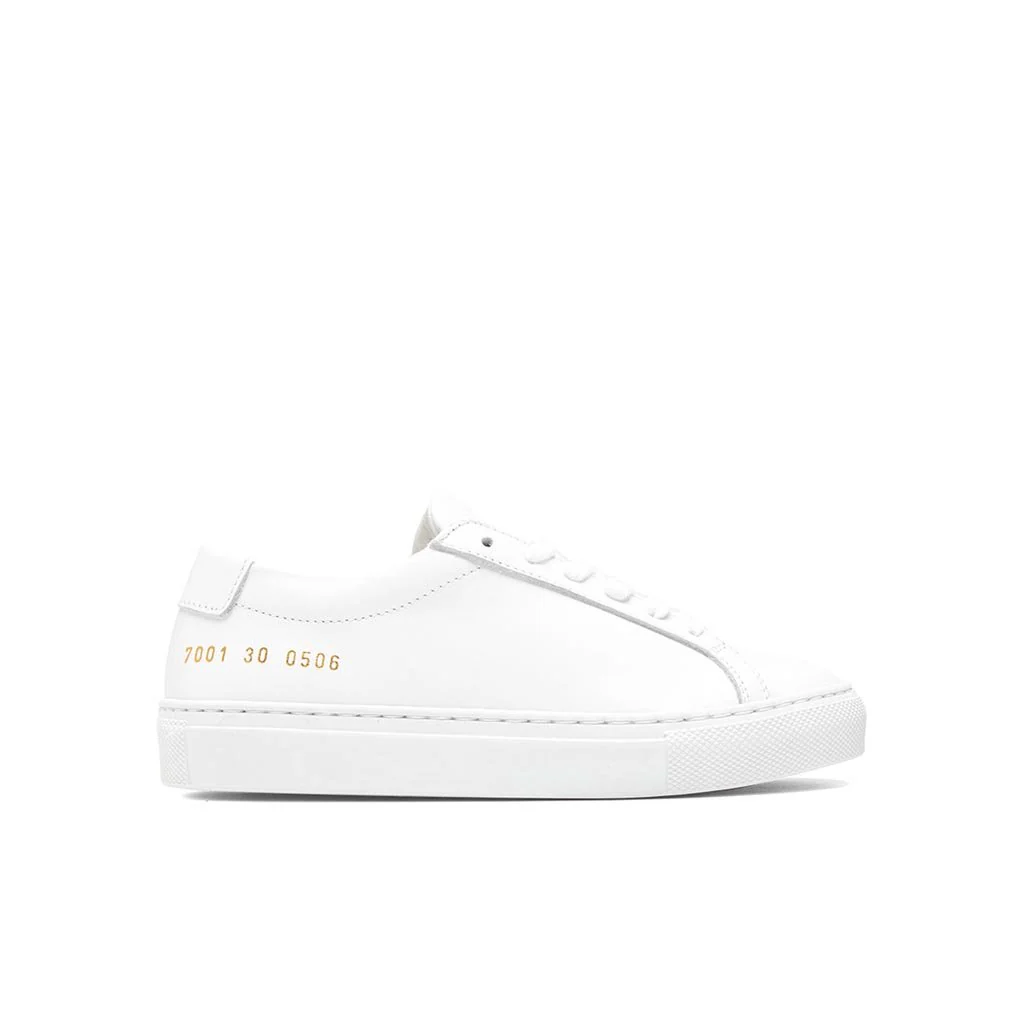 Hvide sko med teksten 1528 38 4506, klassisk hvidt design og stil.