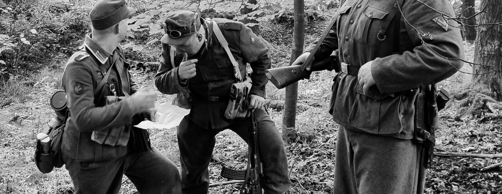 Rychlá pauza a kontrola mapy v Gruppe 1 z Jäger Regiment 228.