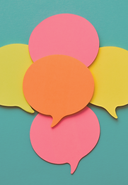 foto com balões de fala coloridos com fundo azul