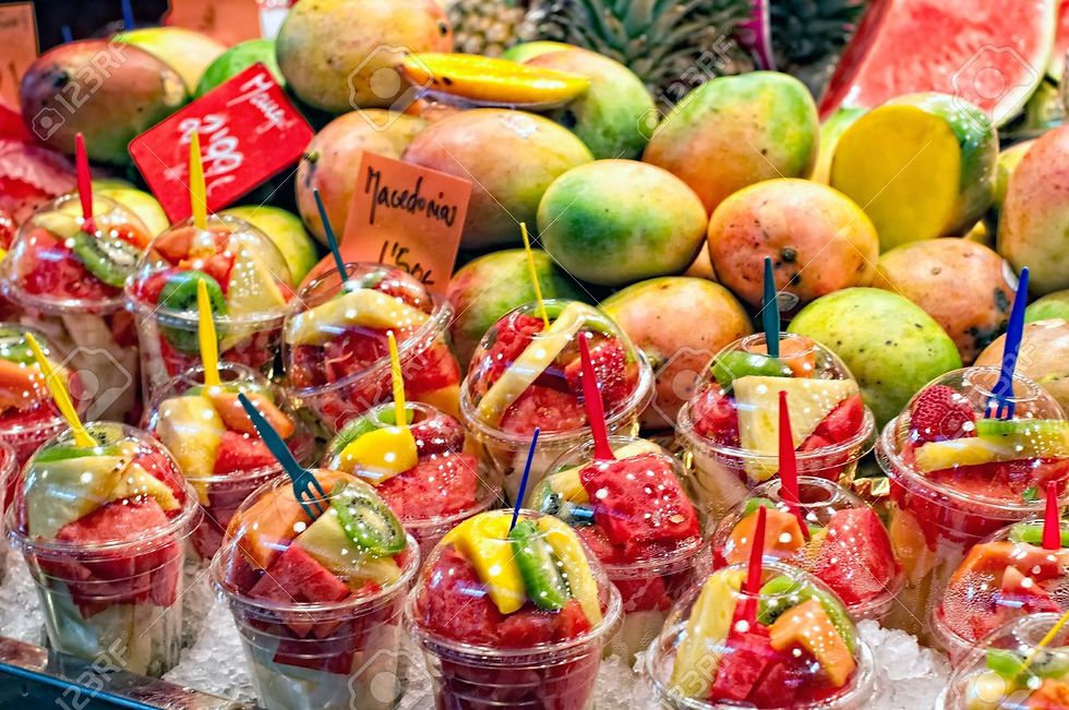 21984698-Surtido-de-frutas-cortadas-en-un-mercado-Foto-de-archivo