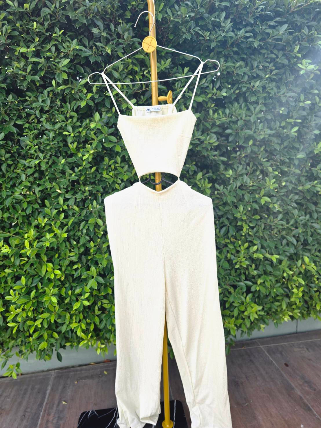 จั้มสูทสายเดี่ยวเว้า