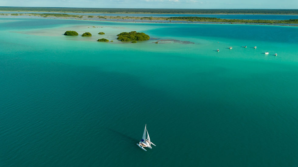 Close-up de un catamarán navegando en aguas cristalinas de Bacalar