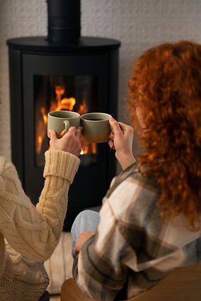 vista-de-mujer-relajandose-en-casa-con-una-bebida-caliente.jpg