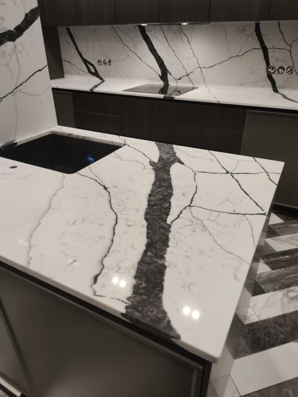 Миниатюра: Столешница из кварца Avant 7300 Калакатта Аяччо