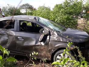 Carro capota em estrada de acesso a povoado em Delmiro Gouveia