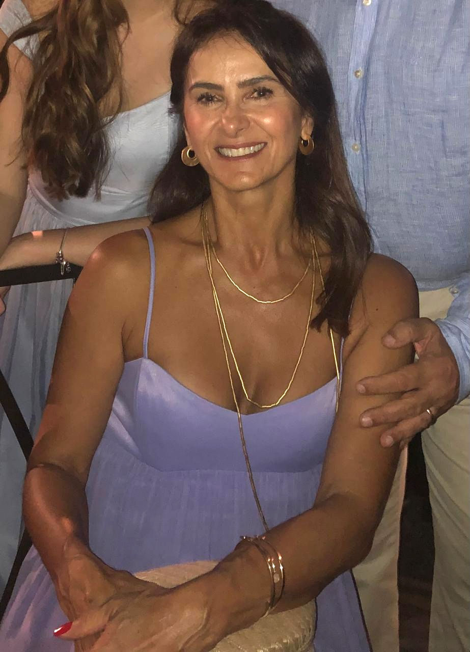Aos 62 anos, Paula Cardieri Monteiro é um exemplo de como o pilates pode transformar a relação com o próprio corpo. “Situações cotidianas, como permanecer muito tempo em pé ou realizar pequenos esforços, tornaram-se mais leves”. Foto: arquivo pessoal