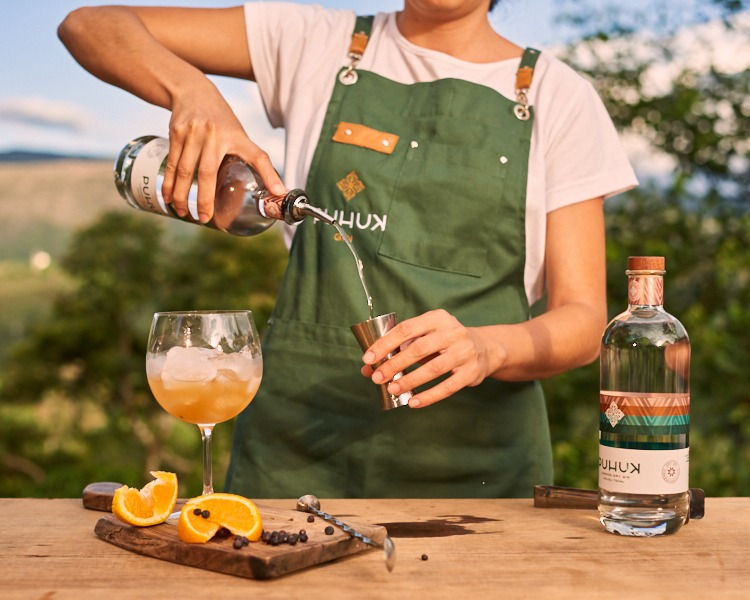 O gin Puhuk se destaca como o primeiro do Brasil elaborado com mel de abelhas nativas sem ferrão, unindo inovação, biodiversidade e identidade brasileira em cada destilação. Foto: Fred Amorelli