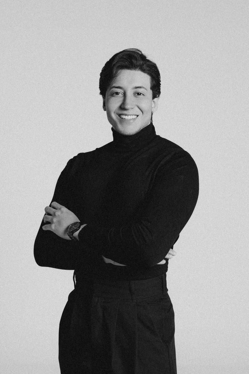 “Muitas vezes, o caminho mais adequado começa pela melhoria da qualidade da pele, da textura e pelo estímulo celular, em um processo progressivo e mais natural”, diz o biomédico  Matheus Castro. Foto: divulgação