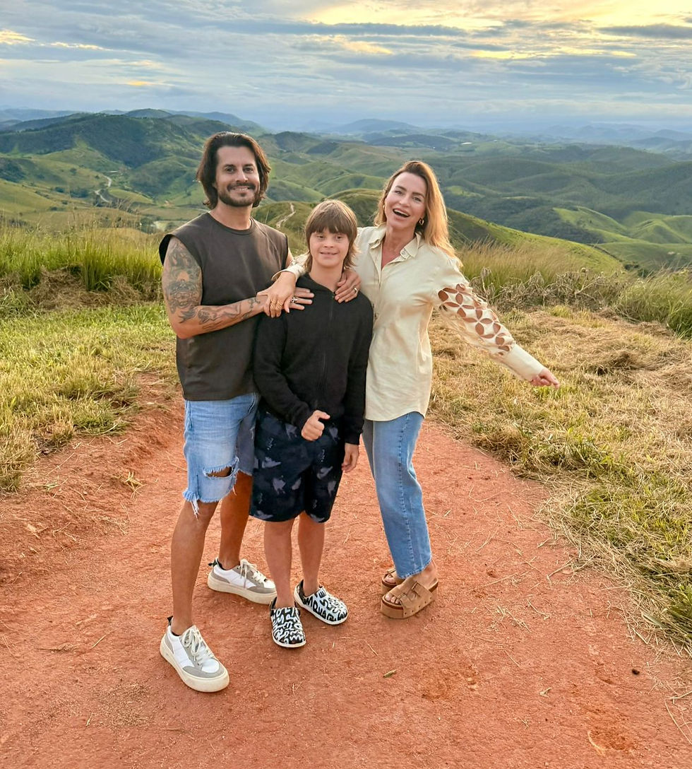  Foi a partir da história com Théo que Ângela decidiu abrir espaço para compartilhar sua vida com o marido, Marco Túlio, e o filho nas redes sociais. "O Instagram nasceu da vontade de mostrar os bastidores da maternidade atípica, os desafios, os estímulos, as conquistas diárias e a importância da inclusão", diz ela. Foto: arquivo pessoal
