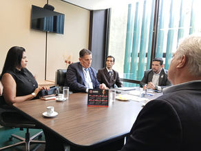 pessoa reunidas em torno de mesa