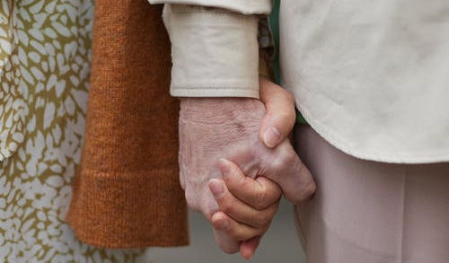 Mains de seniors 4.jpeg