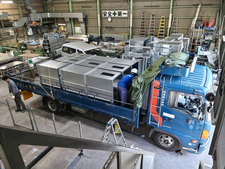 4tトラックへ慎重に積み込まれる重量ダクトの作業風景