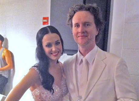 Greg Wells defends Katy: "She writes all her own songs" [EN/IT]